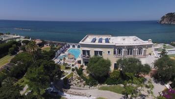 3 Innenpools, 5 Außenpools, Liegestühle