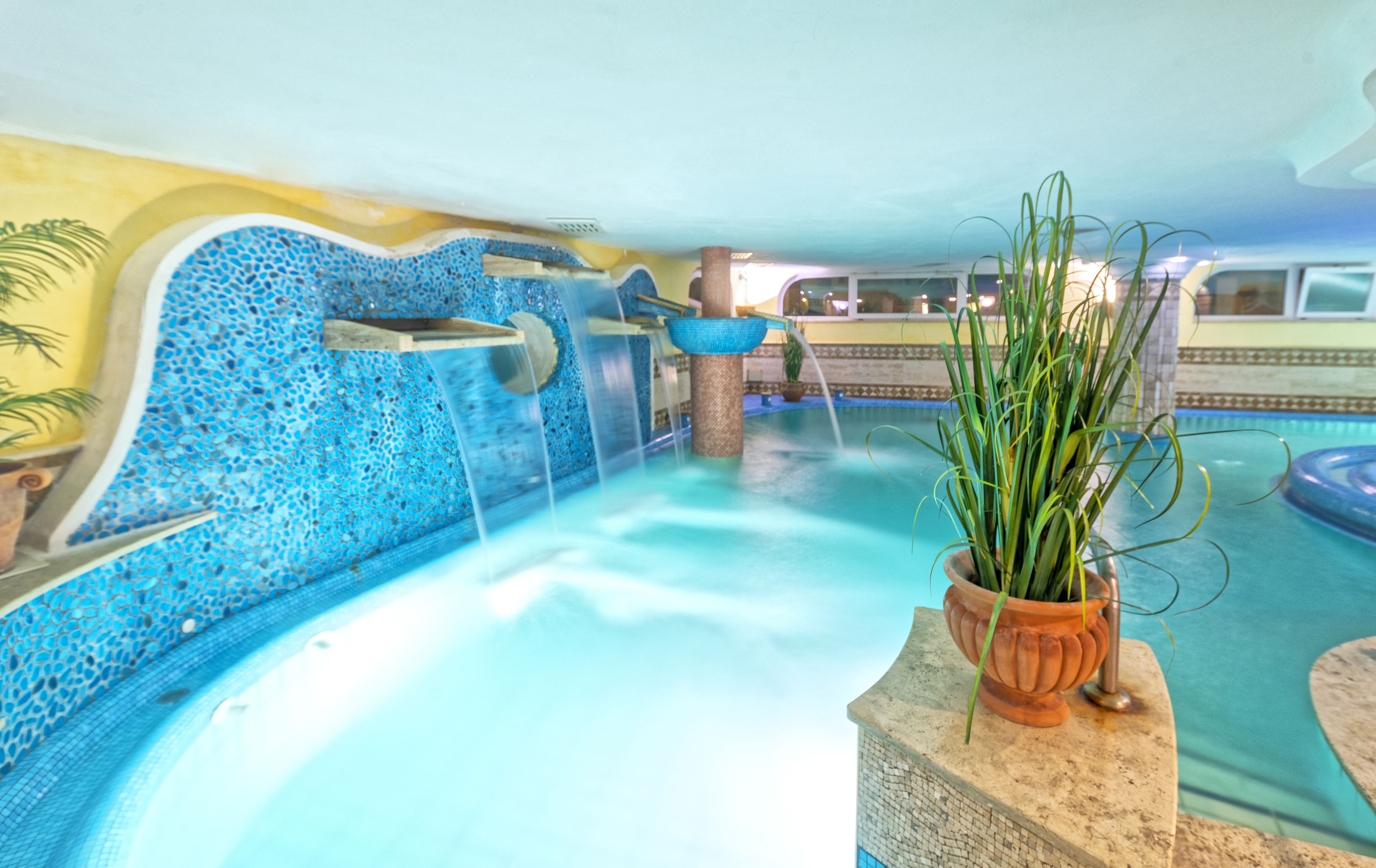 3 indoor pools, 5 outdoor pools, open 9:00 am to 7:00 pm, pool loungers