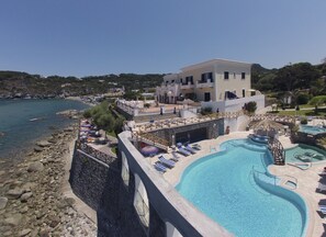 3 innendørsbassenger, 5 utendørsbassenger og solsenger