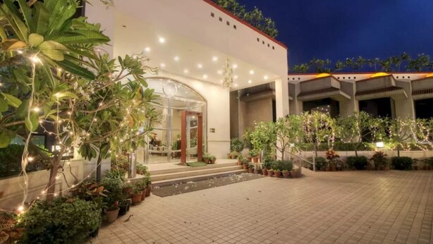 Property grounds - Claremont KNY Hotel (New Delhi)