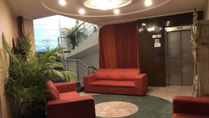 Lobby sitting area - Claremont KNY Hotel (New Delhi)
