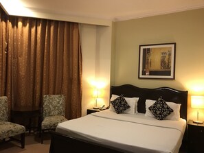 Executive Room | Desk - Claremont KNY Hotel (New Delhi)