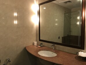 Bathroom - Claremont KNY Hotel (New Delhi)