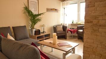 Comfort-Apartment (Adults Only) | Wohnbereich | Flachbildfernseher