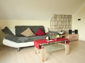 小型套房 | 起居区 | 平板电视