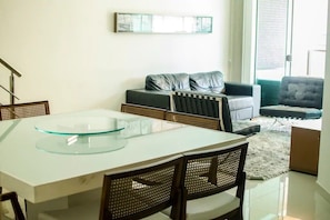 Apartment, Multiple Beds, Non Smoking | In-room dining