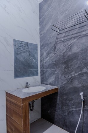 Kamar Superior | Kamar mandi | Shower, perlengkapan mandi gratis,  dan handuk