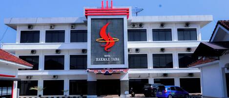 Vista frontal de la propiedad