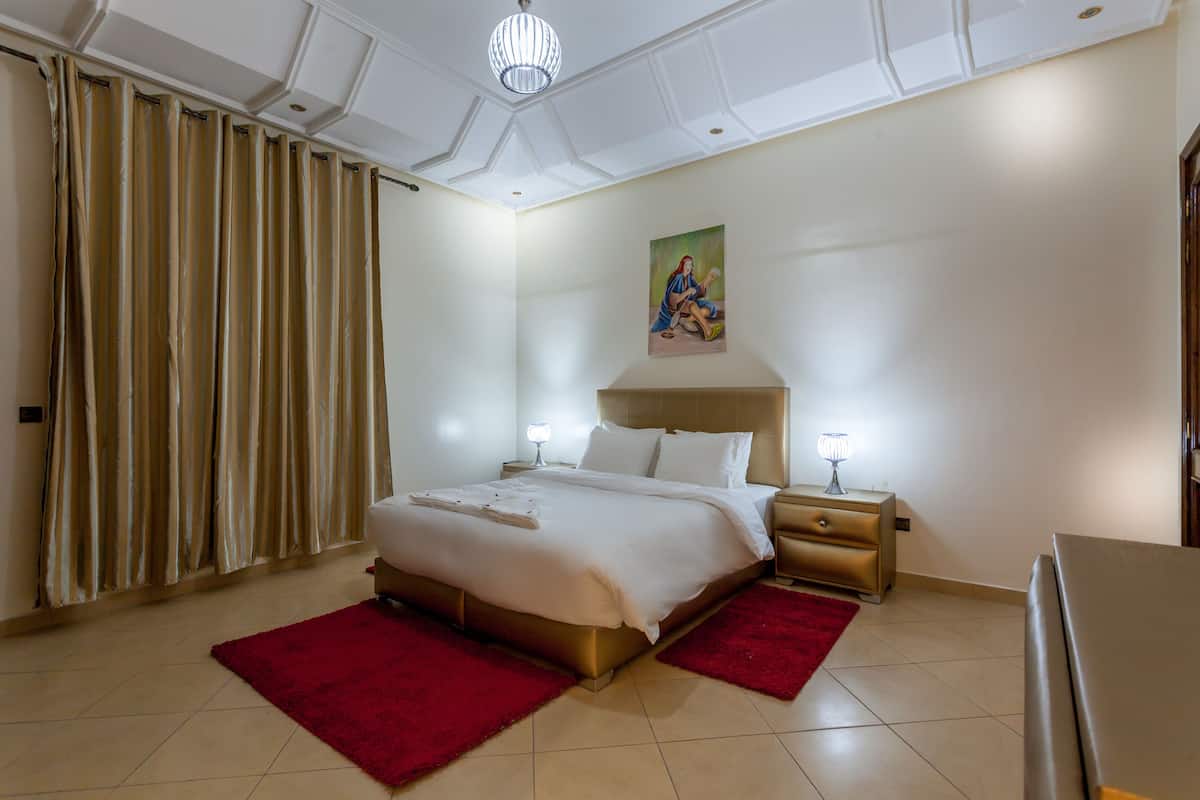 Ropa de cama de alta calidad, escritorio y cortinas blackout