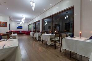 Breakfast, lunch, dinner served; local and international cuisine  - Dar Nouhaila (Saâda)