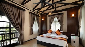 King Bed Chalet, Garden and Beach View | Minibar, safe på rommet, skrivebord og blendingsgardiner