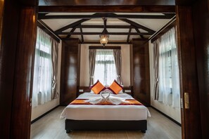 2 Bedrooms Chalet, Garden and Beach View | 迷你吧、客房內保險箱、書桌、遮光布/窗簾