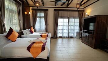 Twin Bed Chalet, Garden and Beach View | Minibaari, tallelokero huoneessa, työpöytä, pimennysverhot