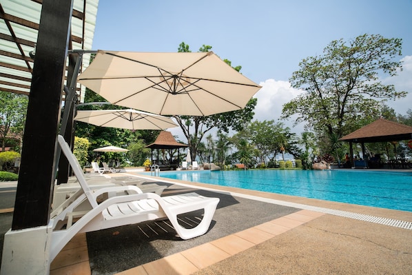 Piscine extérieure, chaises longues