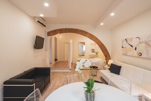 Stúdió | Nappalirész | Síkképernyős tévé