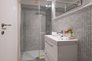 Stúdió | Fürdőszoba | Zuhanyzó, esőzuhany, hajszárító és bidé