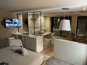 Suite Studio | Espace de travail pour ordinateur portable, rideaux occultants