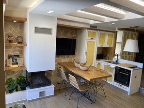 Suite Studio | Cuisine privée | Grand réfrigérateur, four, plaque de cuisson, cafetière/bouilloire