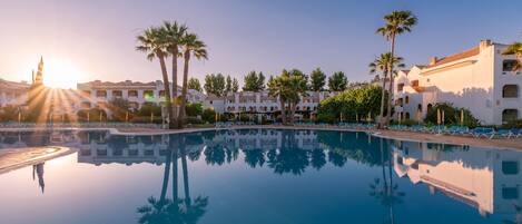 室内游泳池,2 室外游泳池,10:00 至 19:00 开放, 池畔遮阳伞, 日光浴躺椅