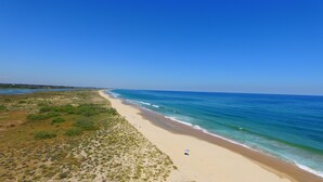 A beach with a sandy shore and a clear blue sky. - Golden Club Cabanas (Tavira)