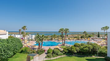 Piscine couverte, parasols de plage, chaises longues