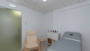 Espace de soins en plein air, massages aux pierres chaudes