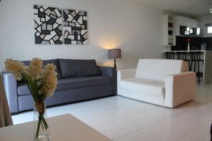 Charming Comfortable Flat, 1 Room | Living room | Flat-screen TV - Charmoso Confortável Flat (Cabo Frio)