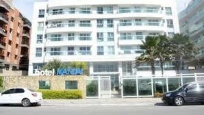 Un moderno edificio de hotel con un letrero que dice 'Hotel NAUNAI'.