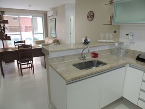 Mandai Charmoso confortavel 2 Frente Mar | Cozinha privada | Geladeira grande, micro-ondas, cooktop