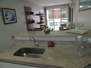 Mandai Charmoso confortavel 2 Frente Mar | Private kitchen | Full-sized fridge, microwave, stovetop, cookware/dishes/utensils - Charmoso Confortável Flat (Cabo Frio)