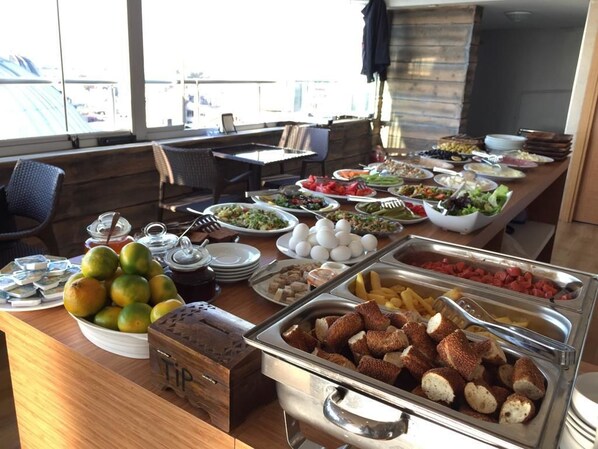 Frokostbuffé hver dag (EUR 3.5 per person)