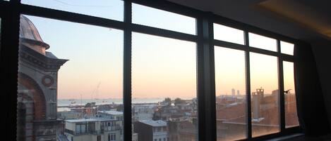 Tägliches Frühstücksbuffet (3.5 EUR pro Person)