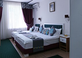 Suite | Ropa de cama de alta calidad, caja fuerte, escritorio y cortinas opacas