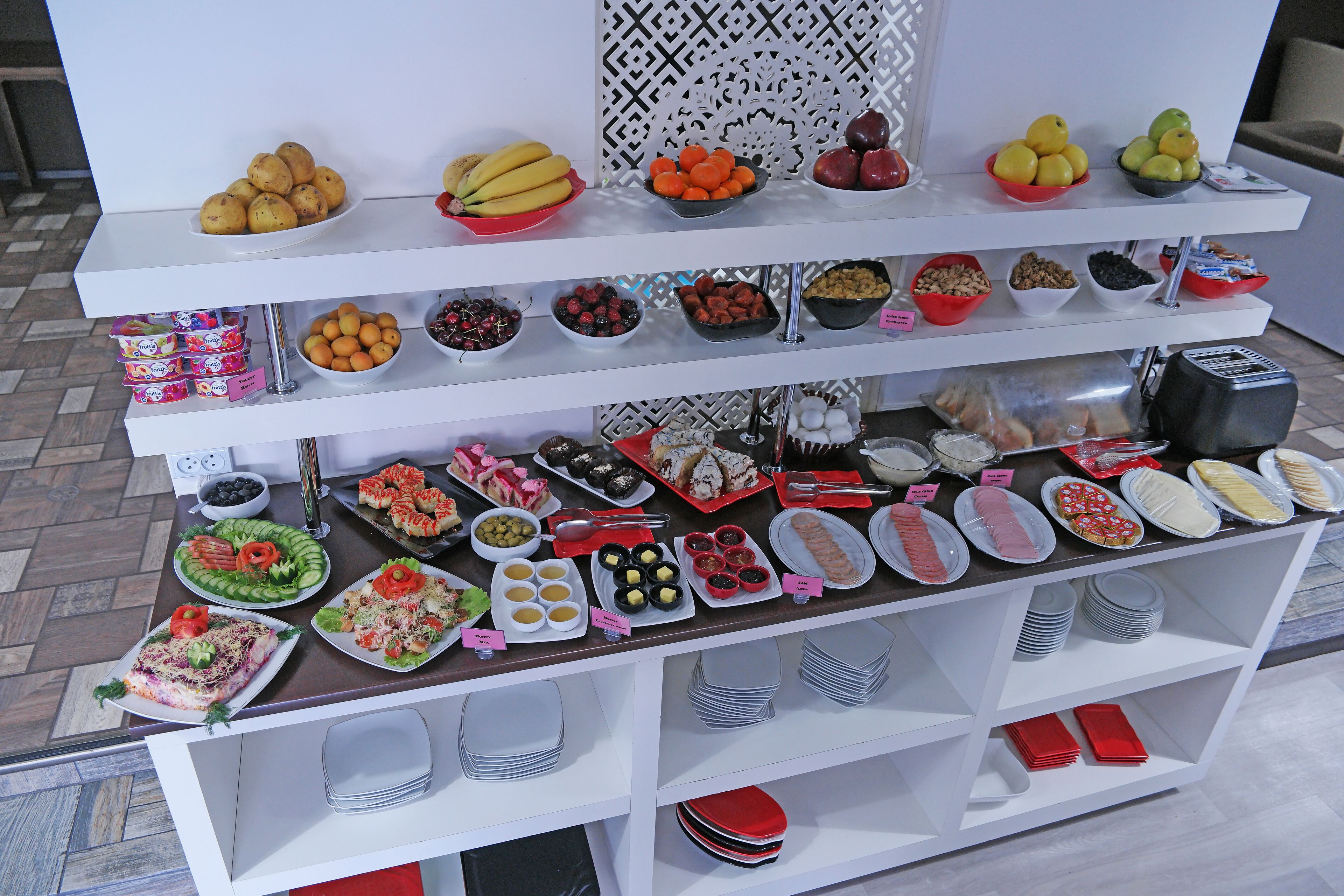 Desayuno continental diario (USD 5 por persona)