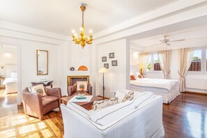 Suite Grand, patio, vista al jardín | Decoración personalizada y muebles diferentes