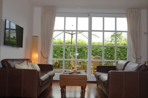 Suite | Individueel gedecoreerd, individueel gemeubileerd, een laptopwerkplek