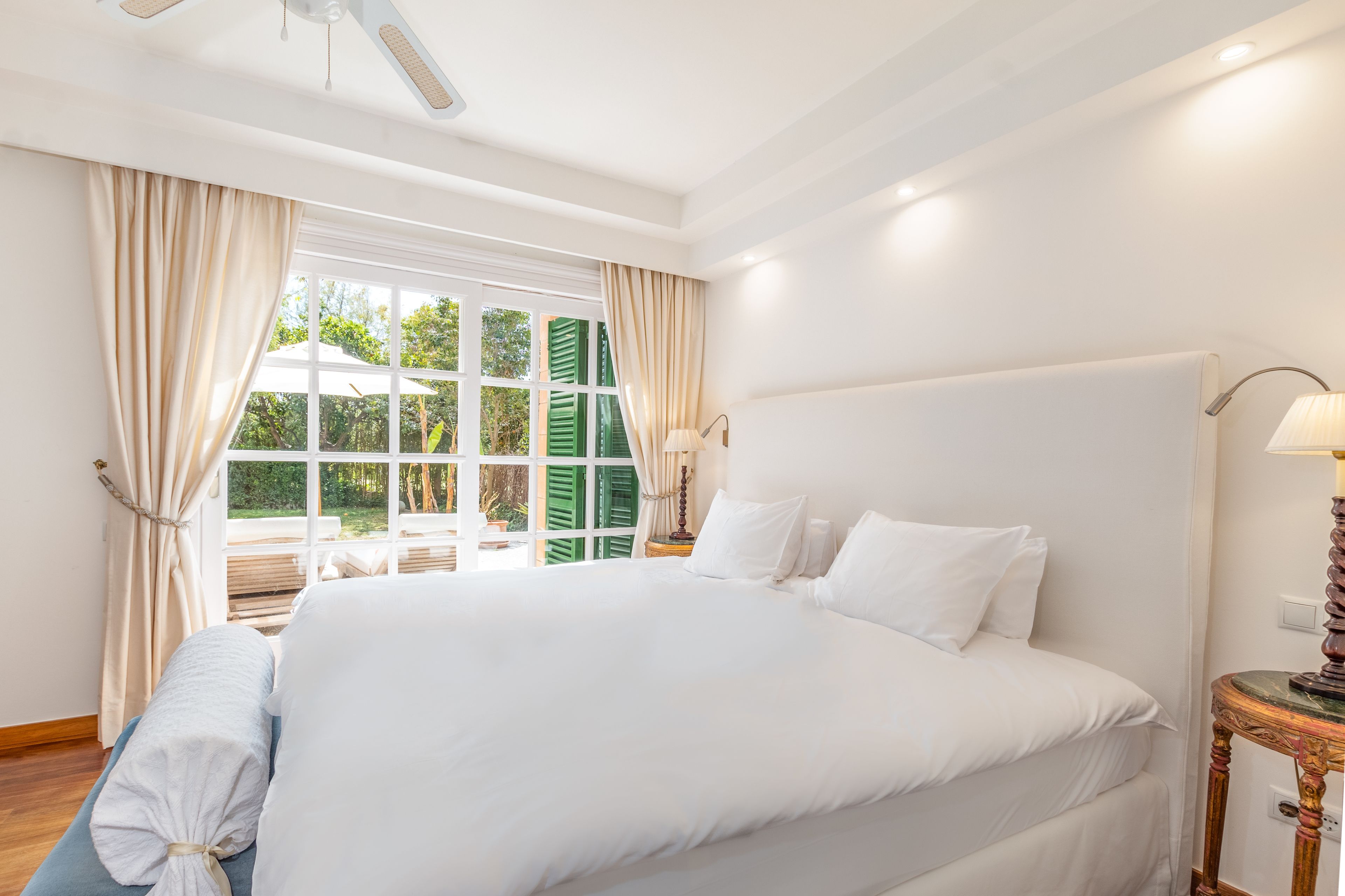 Grand suite, patio, uitzicht op tuin | Individueel gedecoreerd, individueel gemeubileerd, een laptopwerkplek
