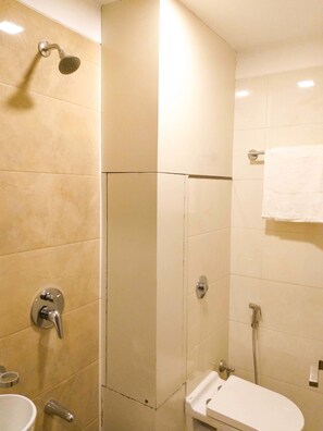 Regadera, amenidades de baño gratuitas, toallas 