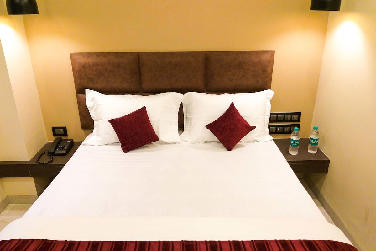 Deluxe Double Room | Soundproofing, WiFi (free), bed sheets