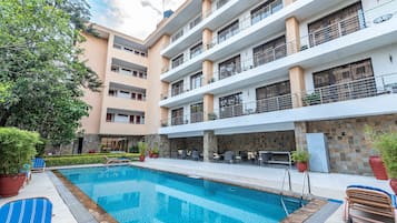 Utomhuspool och solstolar