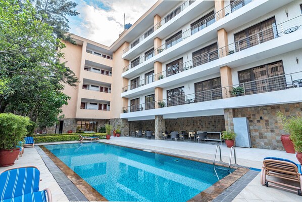 Outdoor pool, pool loungers - Lenana Suites (Nairobi)
