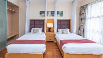 Lägenhet - 2 sovrum | Värdeförvaringsskåp på rummet, skrivbord och mörkläggningsgardiner