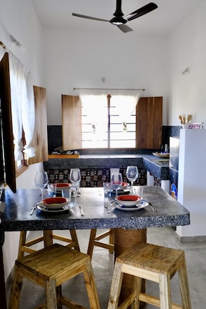 Apartamento familiar, 2 habitaciones, junto a la piscina | Cocina privada | Frigorífico, placa de cocina, hervidor eléctrico y trona infantil