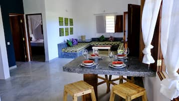 Familienapartment, 2 Schlafzimmer, Poolseite | Wohnbereich