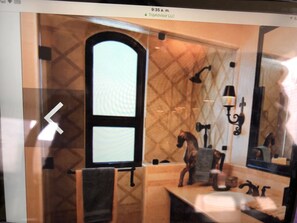 Shower, free toiletries - Novaispania (Cabo San Lucas)