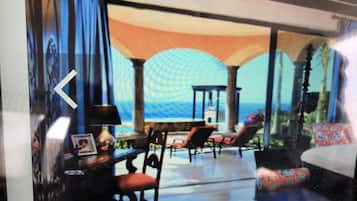Casa Deluxe, varias camas, para no fumadores, vista al océano | Área de sala de estar | Televisión LED