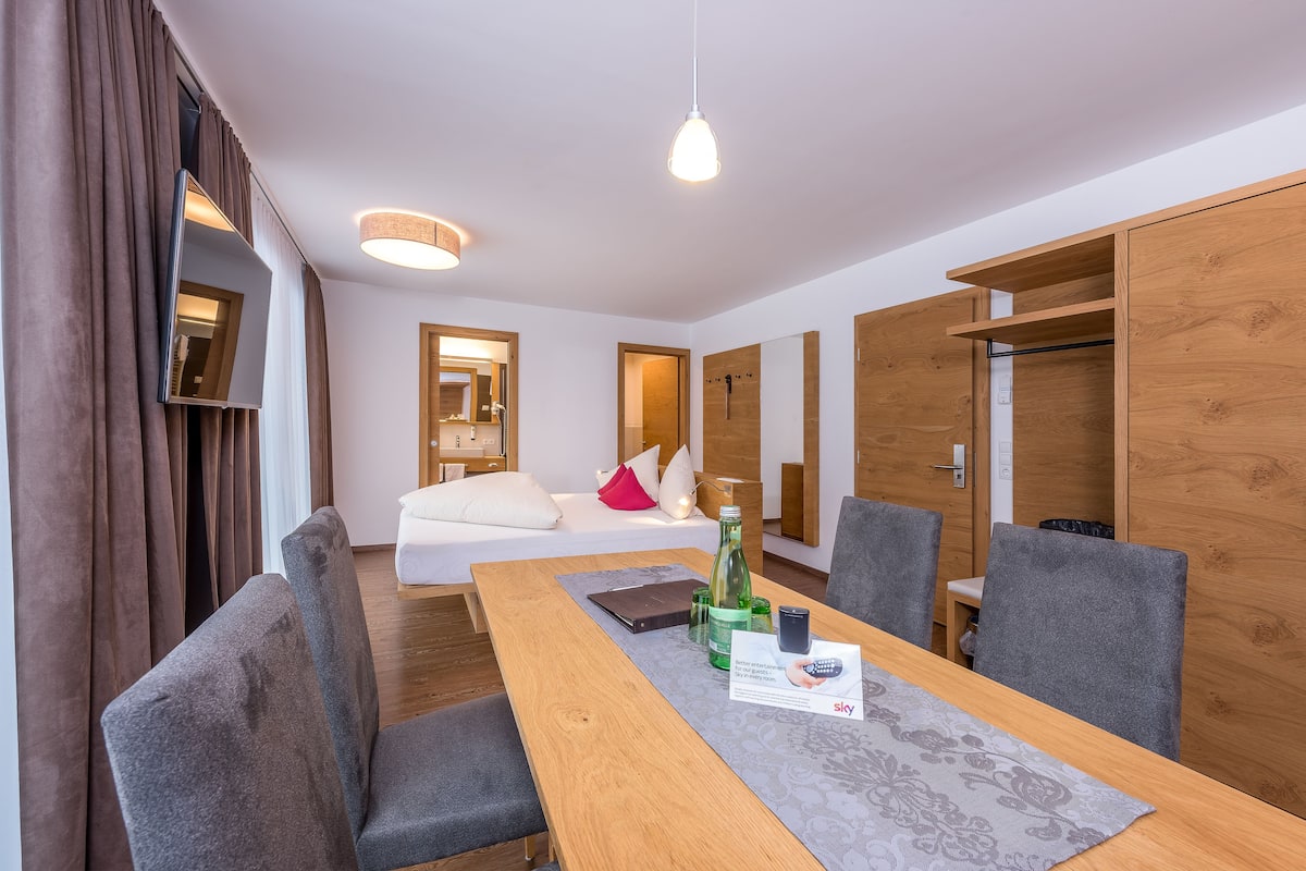 Superior Studio | In-room safe, desk, soundproofing, free WiFi