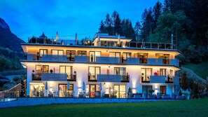 施設の正面 (日没後)