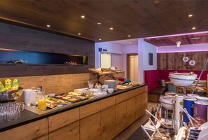 朝食 (ビュッフェ)、毎日提供 (無料)