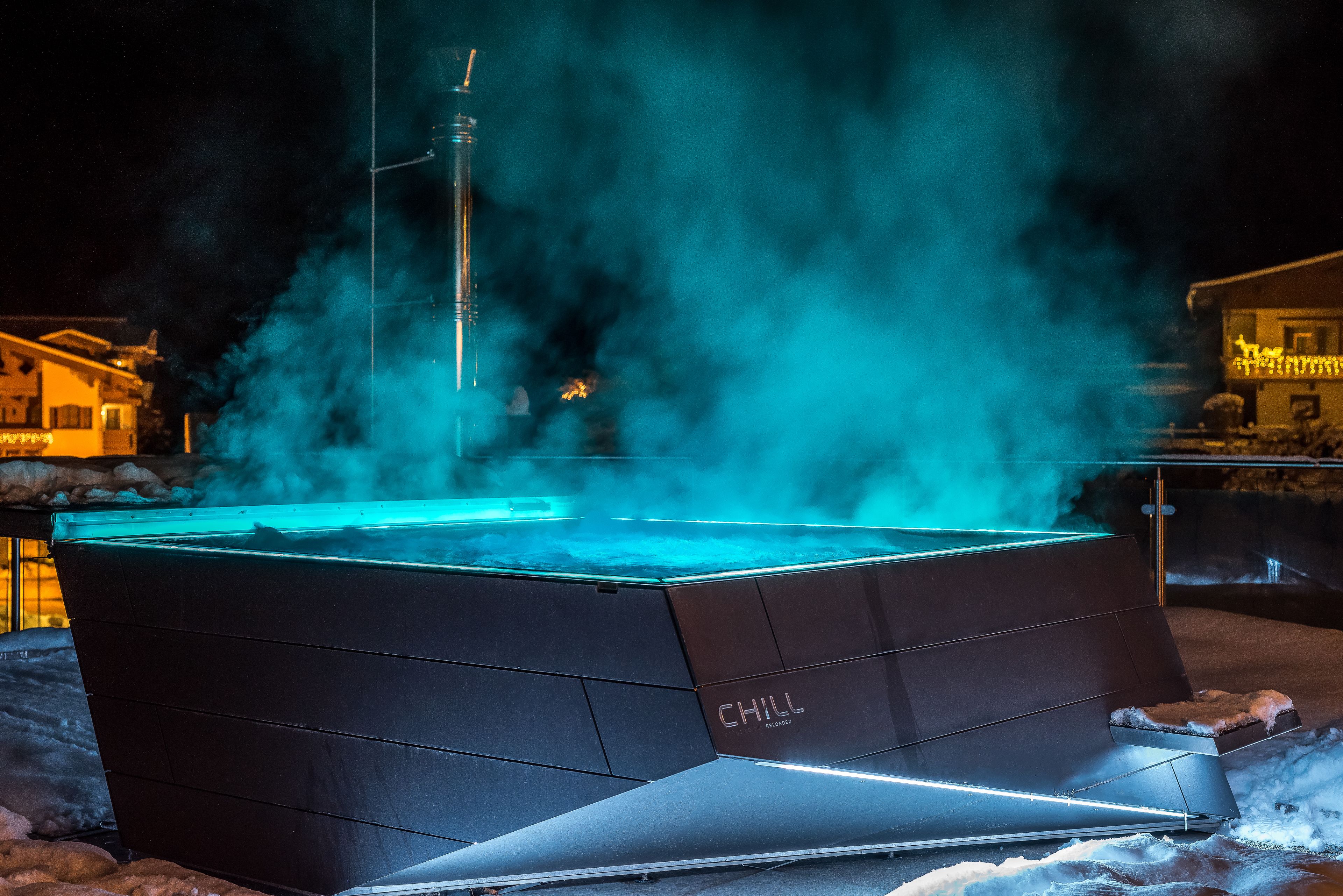 Ein beheizter Außenpool mit sichtbarem Markennamen 'CHILL' und einem Raucheffekt.